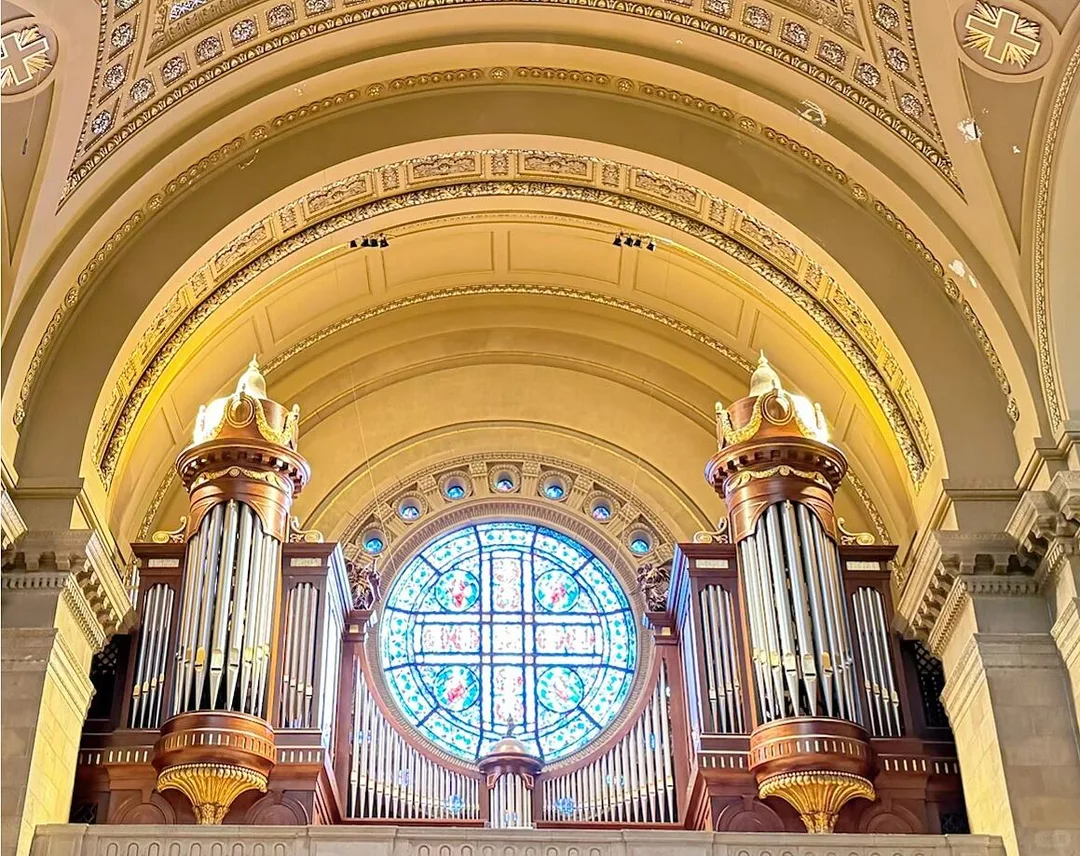 Resurrection rose window framed by two organ cases inside the Cathedral