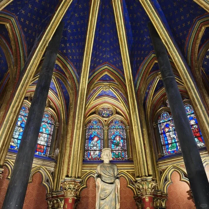 Blue, gold and red vaulting in the lower chapel of Sainte-Chapelle