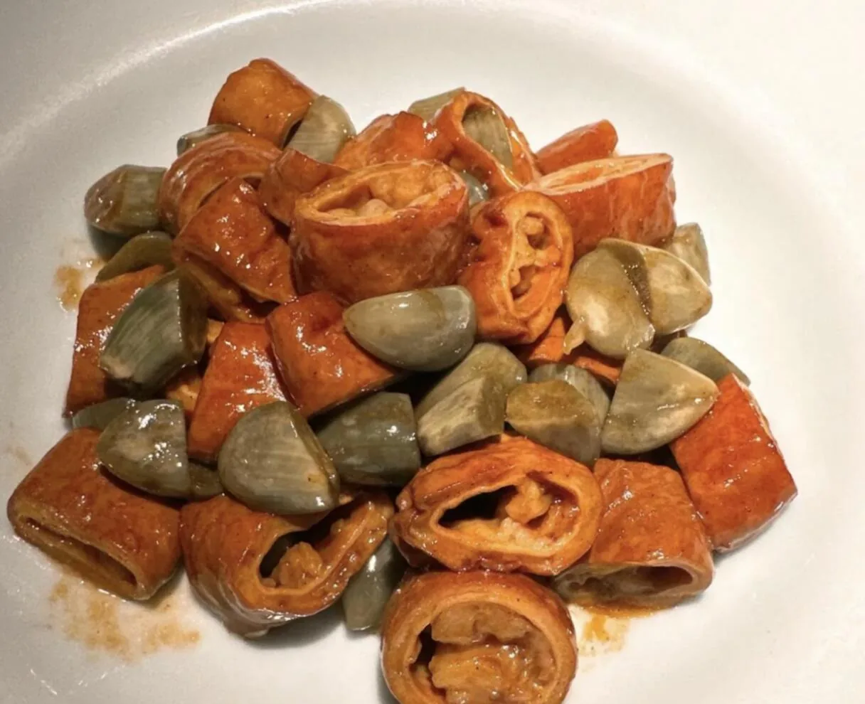 Braised pork intestine with green pickled Laba garlic